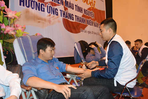 Đoàn viên thanh niên tích cực tham gia hiến máu tình nguyện hưởng ứng Tháng Thanh niên 2017